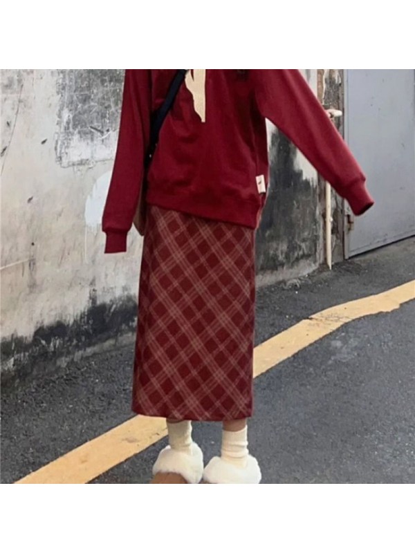 American Retro Red Plaid Woolen Half Length Skirt With Pear Shaped Figure In Autumn And Winter, Worn With A Slim A-Line Skirt That Covers The Belly